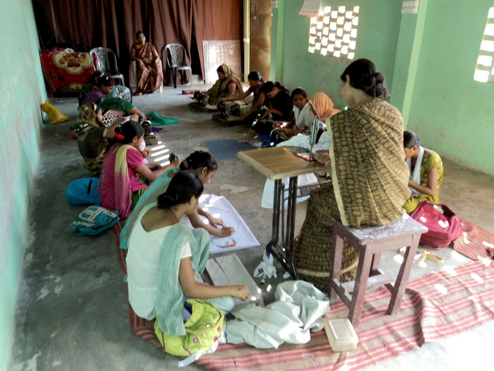 india-schools-sewing-04.jpg